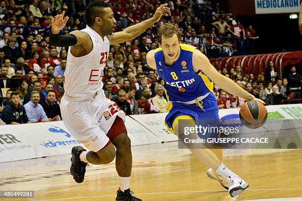 Maccabi Electra Tel-Aviv's forward Joe Ingles fights for the ball with Emporio Armani Milan's guard Keith Langford during the Euroleague Playoff game...