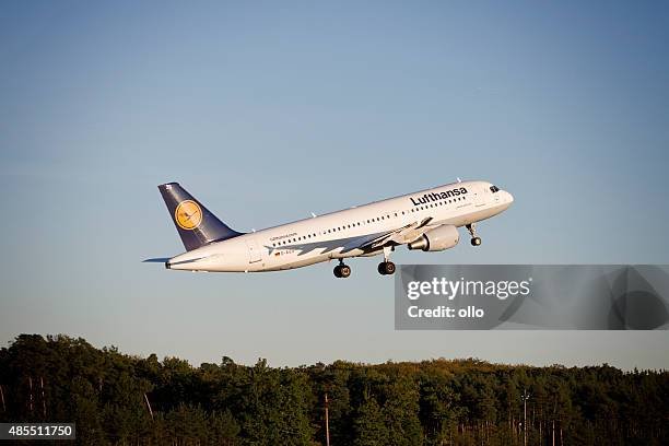 lufthansa airbus a320-200 take-off - lufthansa stock pictures, royalty-free photos & images