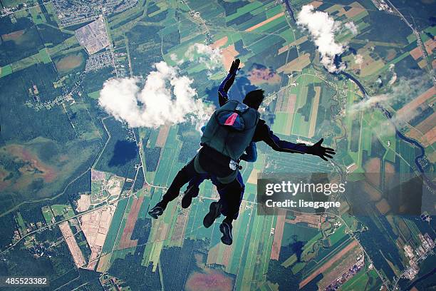 fallschirmspringen - diving risk stock-fotos und bilder