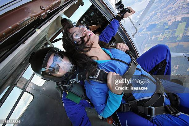 parachute jumping - skydiving stock pictures, royalty-free photos & images