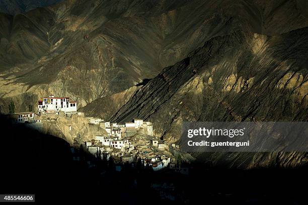 lamayuru monastery in ladakh, northern india - lamayuru stockfoto's en -beelden