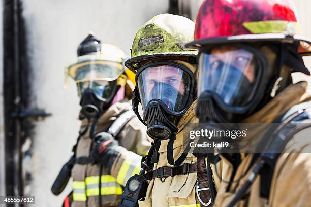 trois pompiers portant masque à oxygène - équipement d'assistance respiratoire photos et images de collection