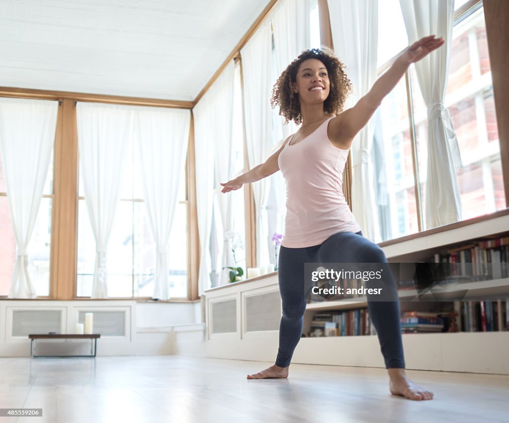Afroamerikanische Frau macht Yoga zu Hause