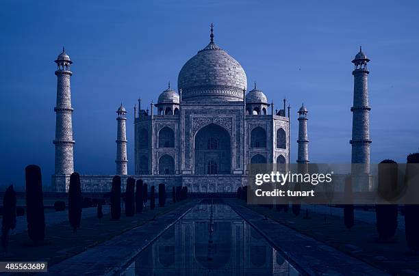 taj mahal au crépuscule - low key photos et images de collection