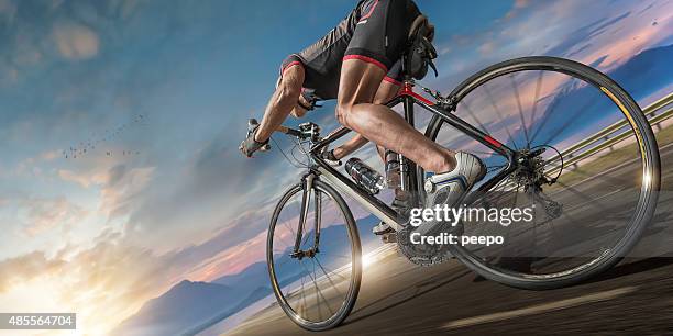 ciclista em movimento rápido no caminho costeiras - turning imagens e fotografias de stock