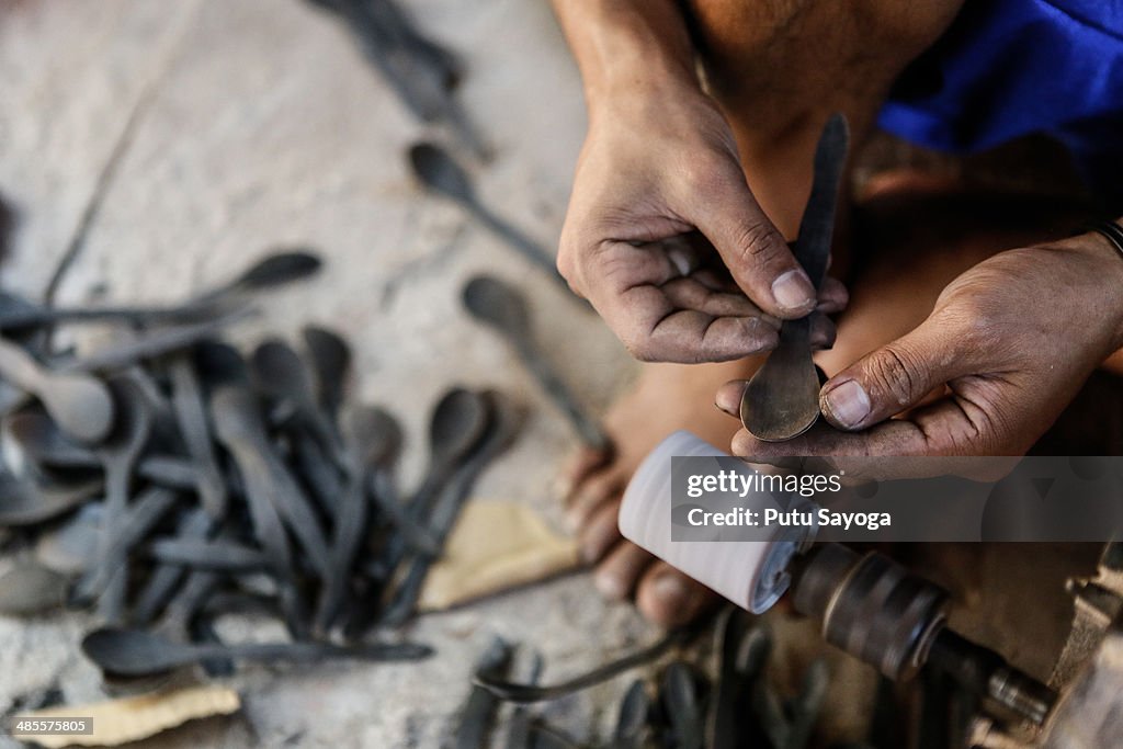 Indonesian Workshop Turns Buffalo Horns Into Crafts