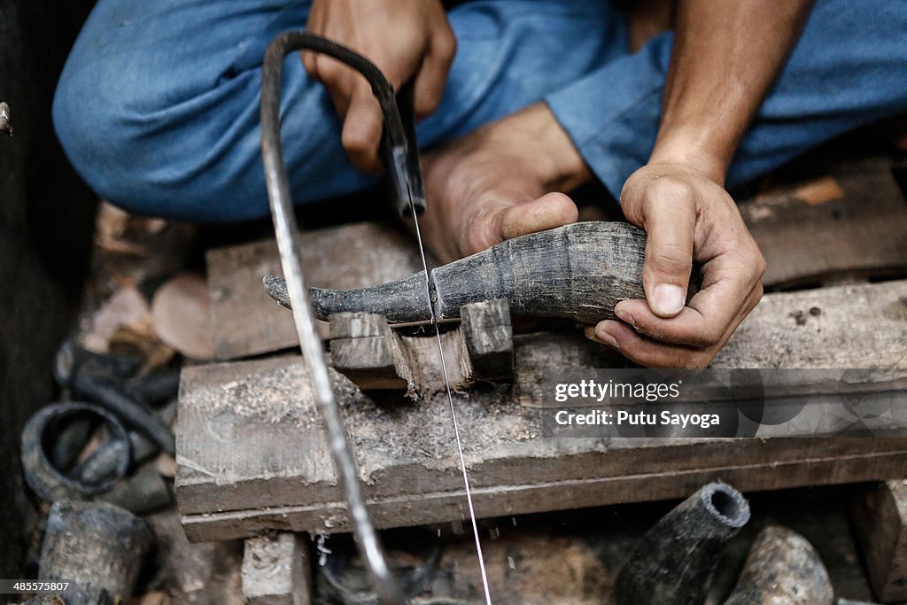 Indonesian Workshop Turns Buffalo Horns Into Crafts