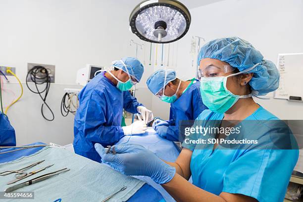 quirúrgica o enfermera prepping instrumentos técnicos para hospital procedimiento - operar fotografías e imágenes de stock