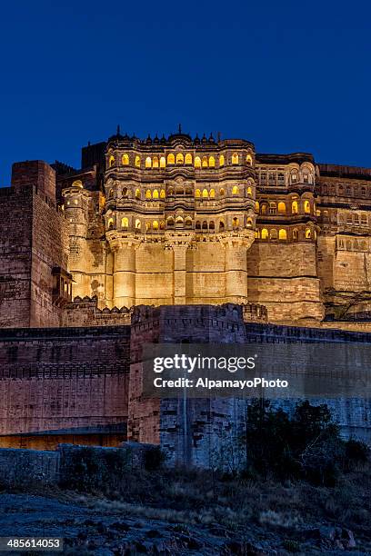 mehrangarh fort in jodhpur bei nacht, rajasthan - meherangarh fort stock-fotos und bilder