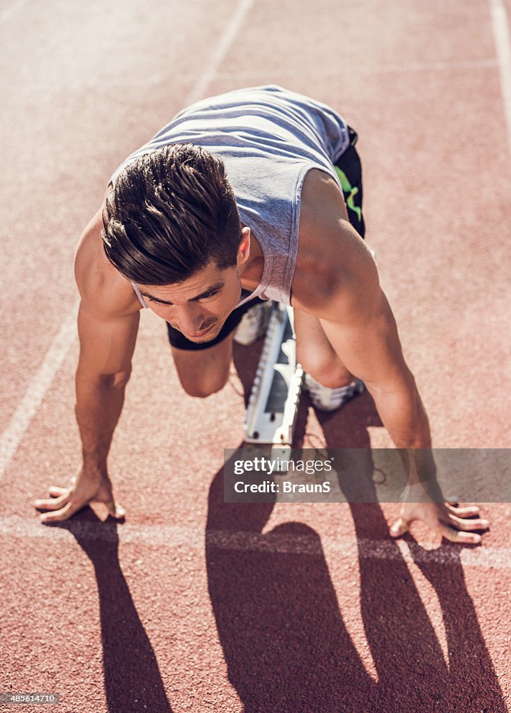 筋骨たくましい男性のスポーツからラインに追跡します。