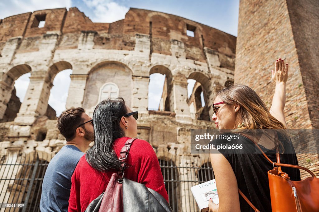 Un Guide expliquant aux touristes le Colisée de Rome