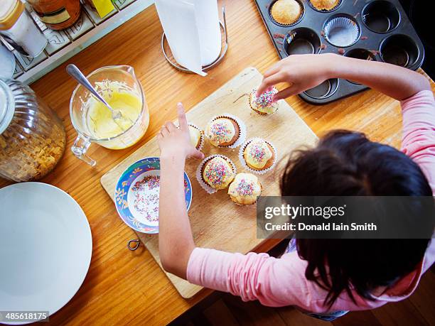 making cup cakes - cupcakes girls fotografías e imágenes de stock