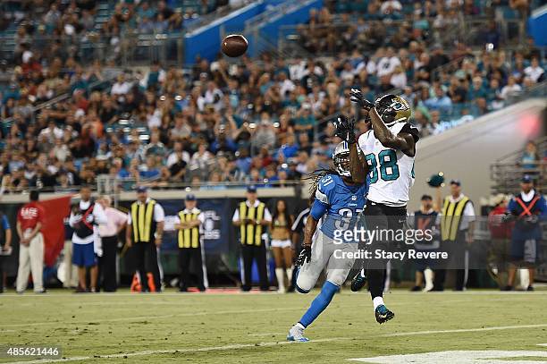 Allen Hurns of the Jacksonville Jaguars catches a pass for a touchdown in front of Rashean Mathis of the Detroit Lions during the first quarter of a...