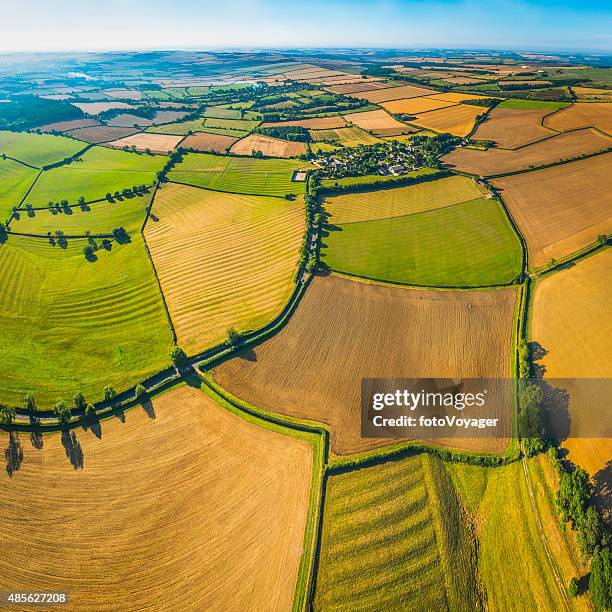 pintoresca colcha de retales farmland vista cenital sobre el ámbito rural de las ciudades dormitorio - cultivated land fotografías e imágenes de stock