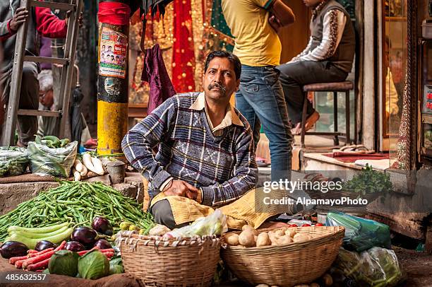 homem a vender produtos hortícolas no mercado de especiarias velha delhi - chandni chowk imagens e fotografias de stock