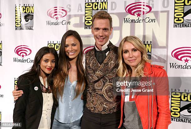 Actors Seychelle Gabriel, Moon Bloodgood, Doug Jones and Sarah Carter attend the "Falling Skies" 2014 TNT Wondercon Panel at the Anaheim Convention...