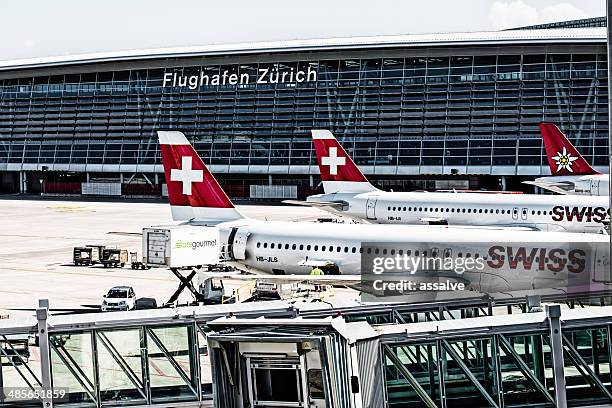 aeroporto de zurique com aeronaves suíça - airport zurich imagens e fotografias de stock