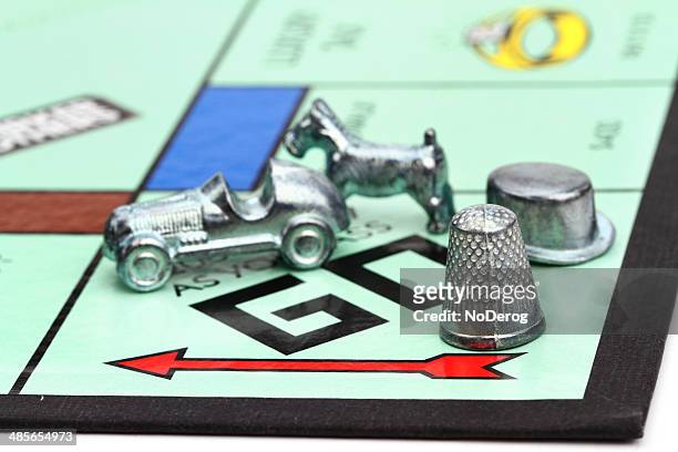 monopoly-spiel gehe square - monopoly board game stock-fotos und bilder