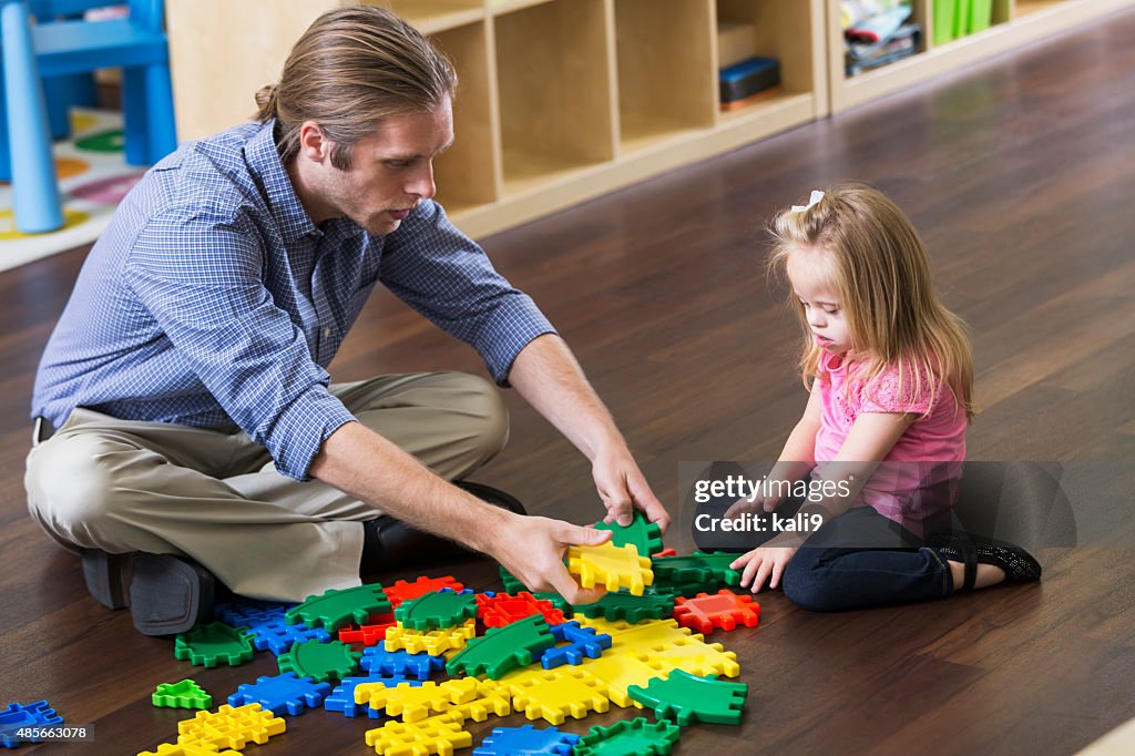 Père jouant avec des besoins spéciaux pour enfants