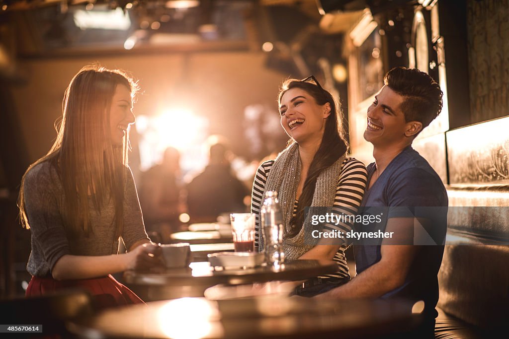 Fröhlich Freunde lachen und Kommunikation in einem Café.