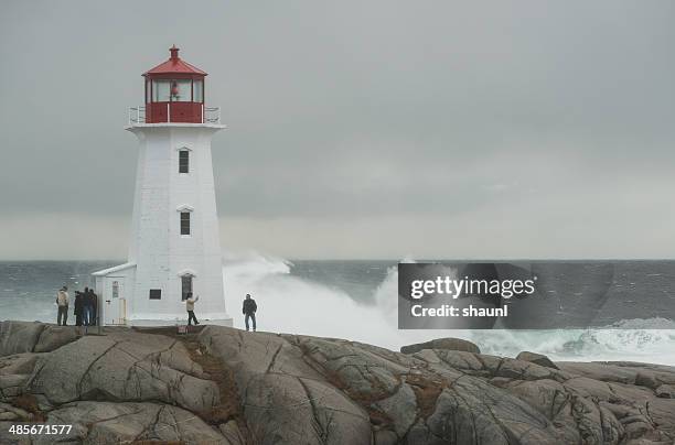 noch'easter an peggy's cove lighthouse - peggys cove stock-fotos und bilder