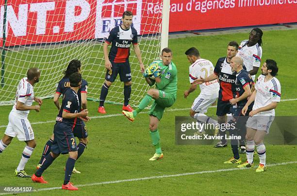 Nicolas Douchez of Paris Saint-Germain catch the ball during the French Finale League Cup between Paris Saint-Germain FC and Olympique Lyonnais FC at...