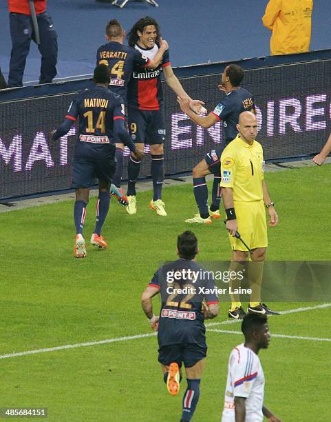 Edinson Cavani of Paris Saint-Germain celebrate his goal with team-matte during the French Finale League Cup between Paris Saint-Germain FC and...