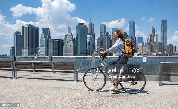woman riding a bike in nyc - new york stockfoto's en -beelden
