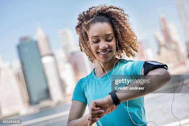 sportive woman tracking her workout progress - train tracks stockfoto's en -beelden