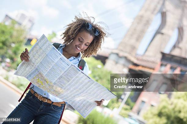 verlorener tourist in new york city mit einer karte - the lost landmarks of new york stock-fotos und bilder