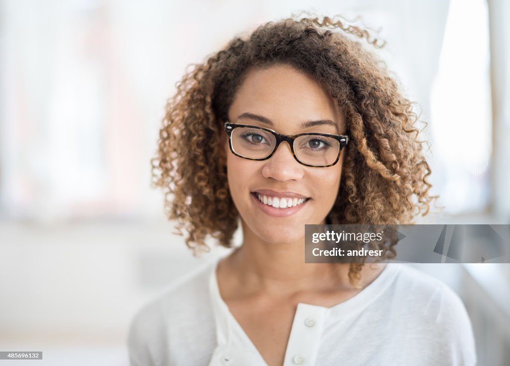 Lässige Frau Porträt trägt Brille