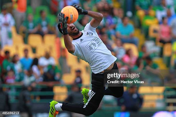 Sergio Garcia, goalkeeper of Tigres UANL warms up previous a match between Leon and Tigres UANL as part of 16th round Clausura 2014 Liga MX at Leon...