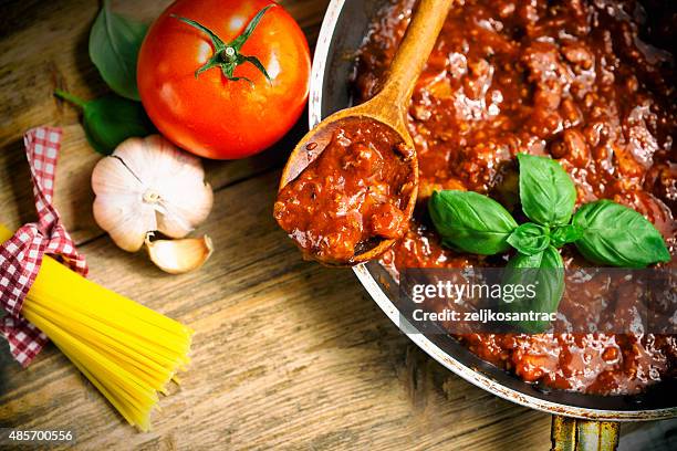 kochen bolognese-sauce - pikante sauce stock-fotos und bilder