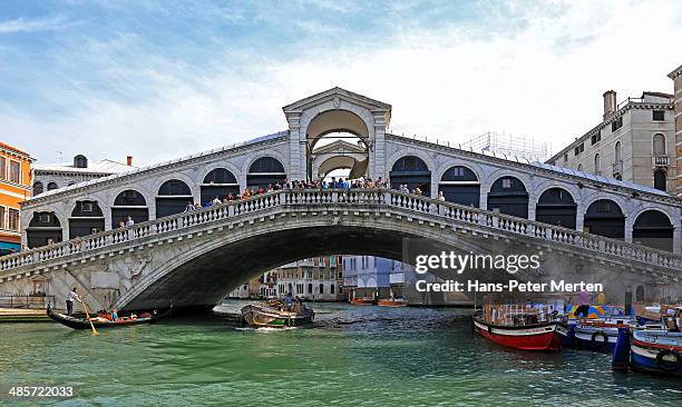 venice, ponte di rialto, canal grande, italy - rialto bridge foto e immagini stock
