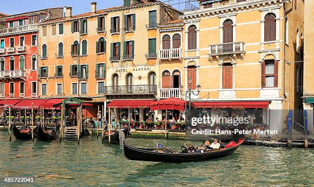 venice, canal grande at rialto, italy - gondola traditional boat foto e immagini stock