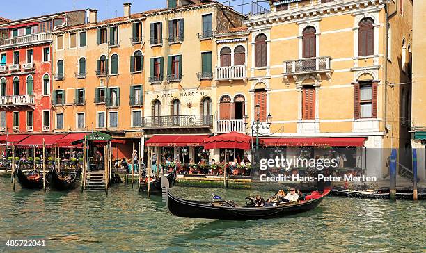 venice, canal grande at rialto, italy - gondola traditional boat stockfoto's en -beelden