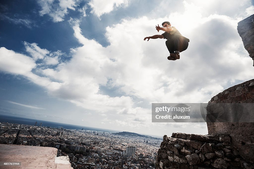 Parkour homem praticar da cidade de Barcelona