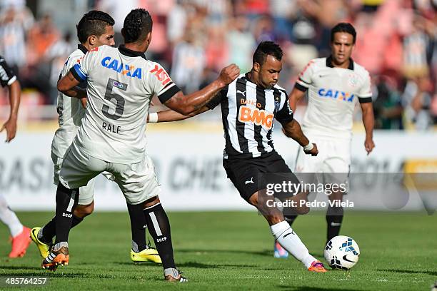 Fernandinho of Atletico MG and Ralf, Petros and Jadson of Corinthians battle for the ball during a match between Atletico MG and Corinthians as part...