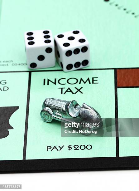 income tax auf monopoly-spiel an bord - monopoly board game stock-fotos und bilder