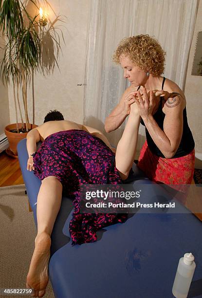 John Patriquin/Staff Photographer: Thursday, Feb. 21, 2008. Suzanne Blackburn practices Hawaiian Lomi Lomi massage on a client in her Portland office...