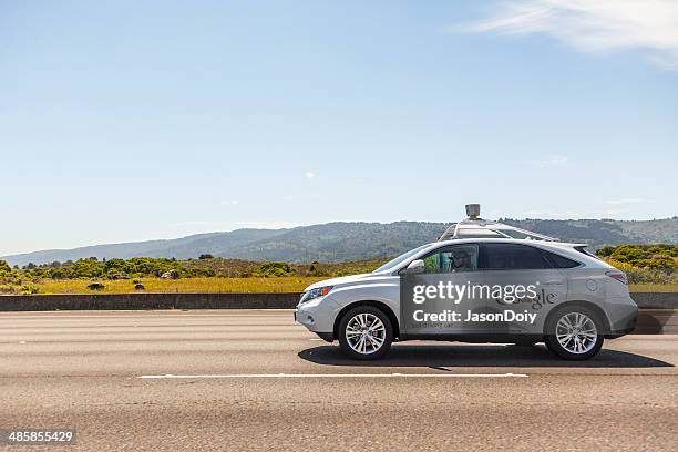 google condução do carro na auto-estrada califórnia 280 - google self driving car imagens e fotografias de stock