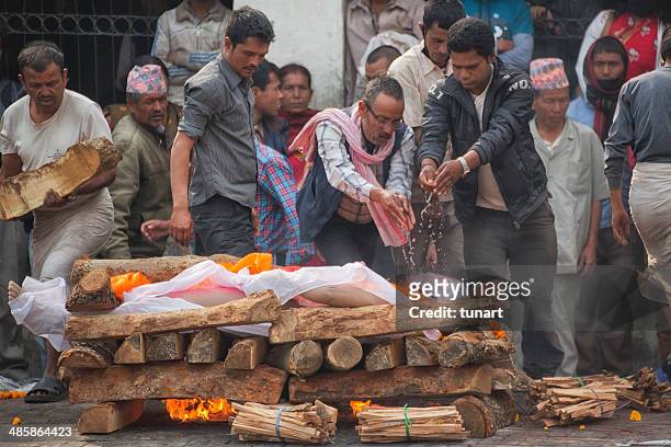 cremation on bagmati riverbank near the pashupatinath temple, kathmandu, nepal - funeral ceremony stock pictures, royalty-free photos & images