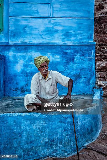 homem sentado em casa entrada a azul cidade, jodhpur - jodhpur imagens e fotografias de stock