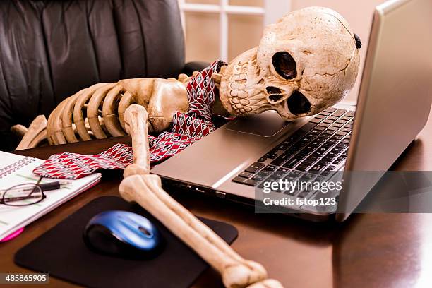 die zum tod.  business-mann-skelett mit laptop im büro. - businessman sitting in chair stock-fotos und bilder