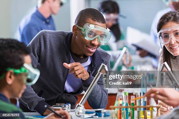 multi racial alunos em aula de química usando óculos de proteção - chemistry class - fotografias e filmes do acervo