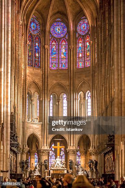 central nave de notre dame de parís. - notre dame fotografías e imágenes de stock