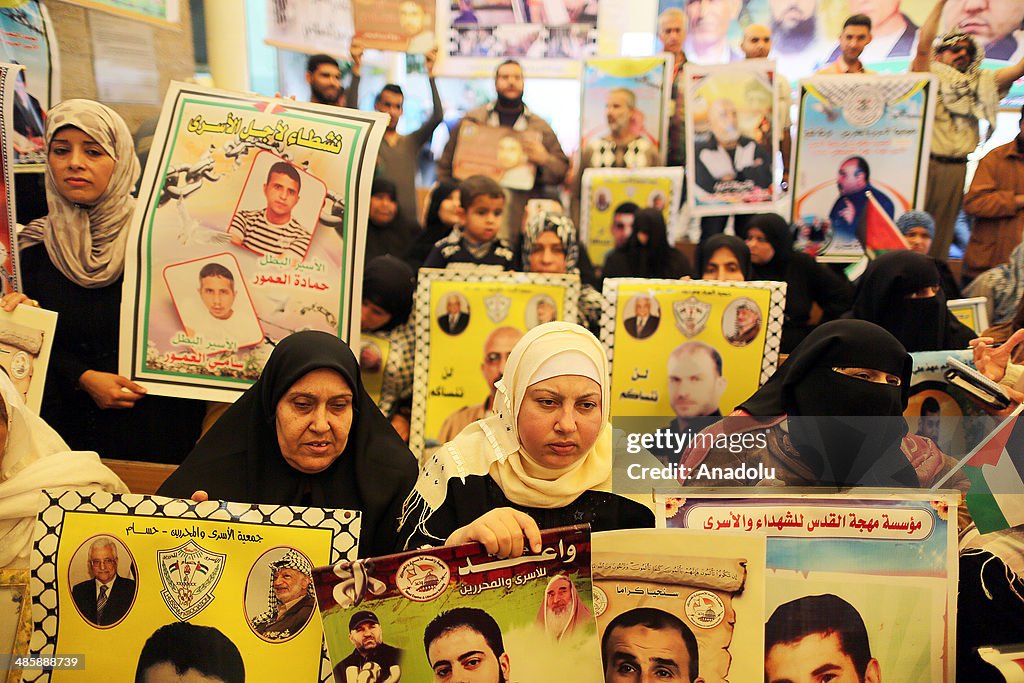 Families of Palestinian prisoners stage a rally in Gaza