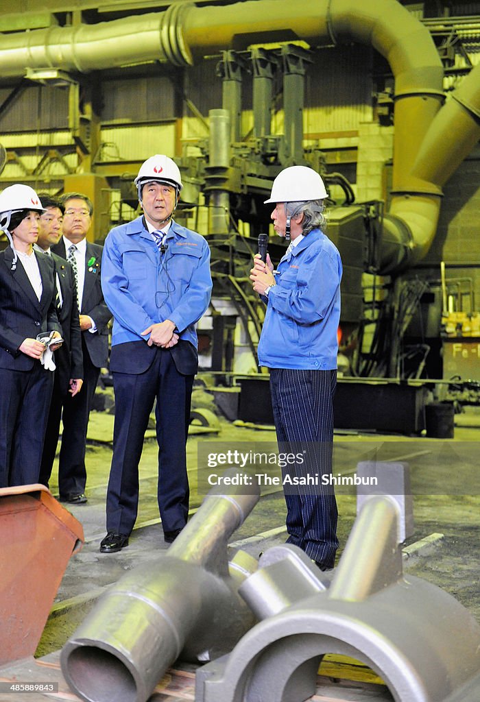 PM Abe Inspects Local Business In Osaka