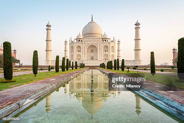 denkmal taj mahal bei sonnenaufgang agra, indien - monumento stock-fotos und bilder