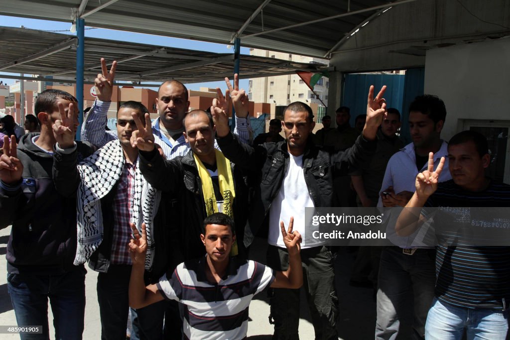 Hamas Releases Fatah Prisoners